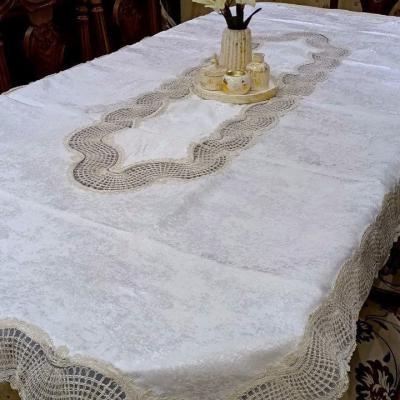 مفرش سفرة تركي فخم بتطريز راقٍ ابيض ناصع – مقاس 130×225 سم