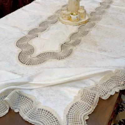 مفرش سفرة تركي فخم بتطريز راقٍ دهبي – مقاس 130×225 سم